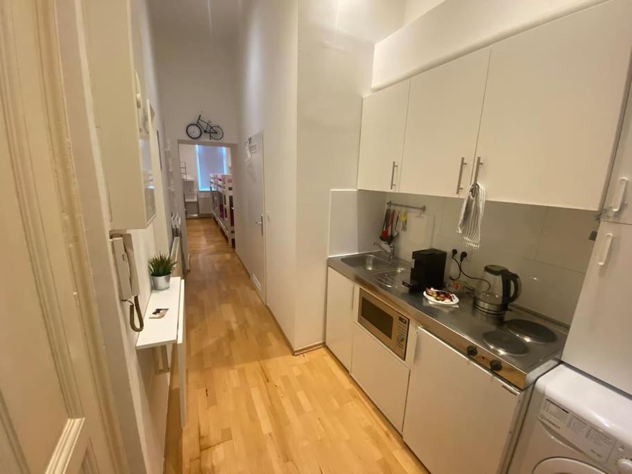 Апартаменты Cozy Appartm With + Airport/City Center Connection Вена Экстерьер фото