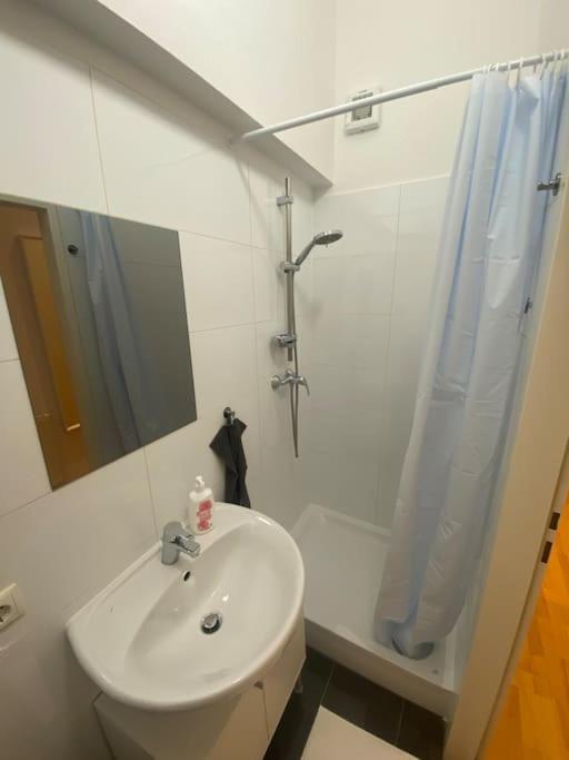 Апартаменты Cozy Appartm With + Airport/City Center Connection Вена Экстерьер фото